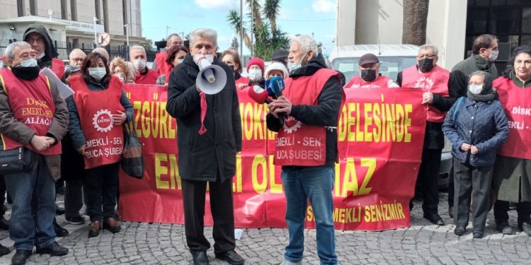 DİSK Emekli Sen kapatma kararını İzmir’de protesto etti: Özgürlük mücadelesinde emekli olunmaz
