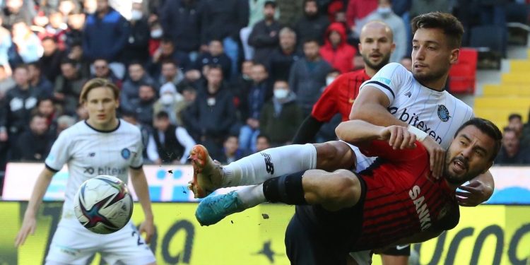 Adana Demirspor deplasmanda 3 golle kazandı