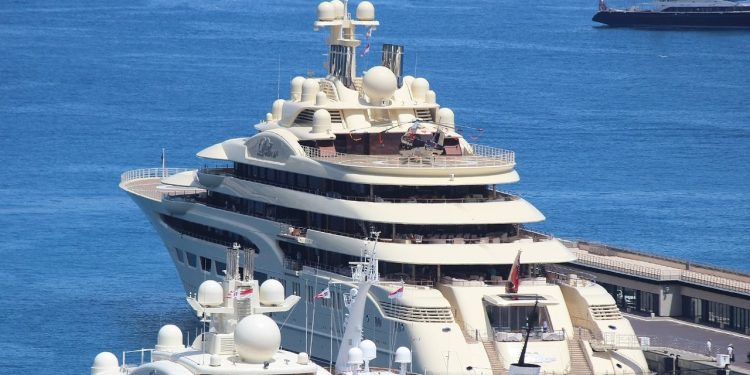 Rus milyarder Alişer Usmanov’un 600 milyon dolarlık yatına Almanya’da el kondu