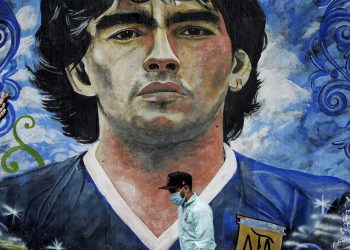 Maradona’nın ‘Tanrı’nın Eli’ golünü atarken giydiği forma açık artırmada