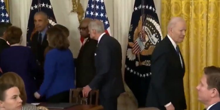 Obama’nın ‘başkan yardımcısı’ esprisi ve Biden’ı ‘gölgede bırakması’ gündem oldu