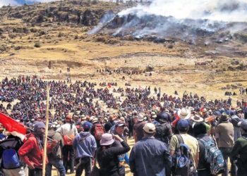 Peru’da bakır madenlerini protesto eden yerli halka polis saldırısı