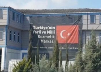 Uyuşturucudan tutuklanan Akat’ın fabrikasına ‘yerli ve milli’ afişi