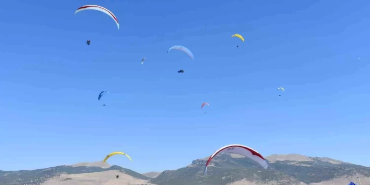 Yamaç Paraşütü Dünya Şampiyonası’nda Sporcular Uçarak Konya’ya İndi