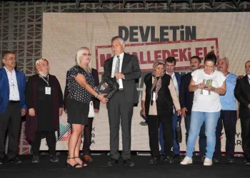 Adana Büyükşehir Belediye Başkanı Zeydan Karalar, 830 muhtara bilgisayar verdi